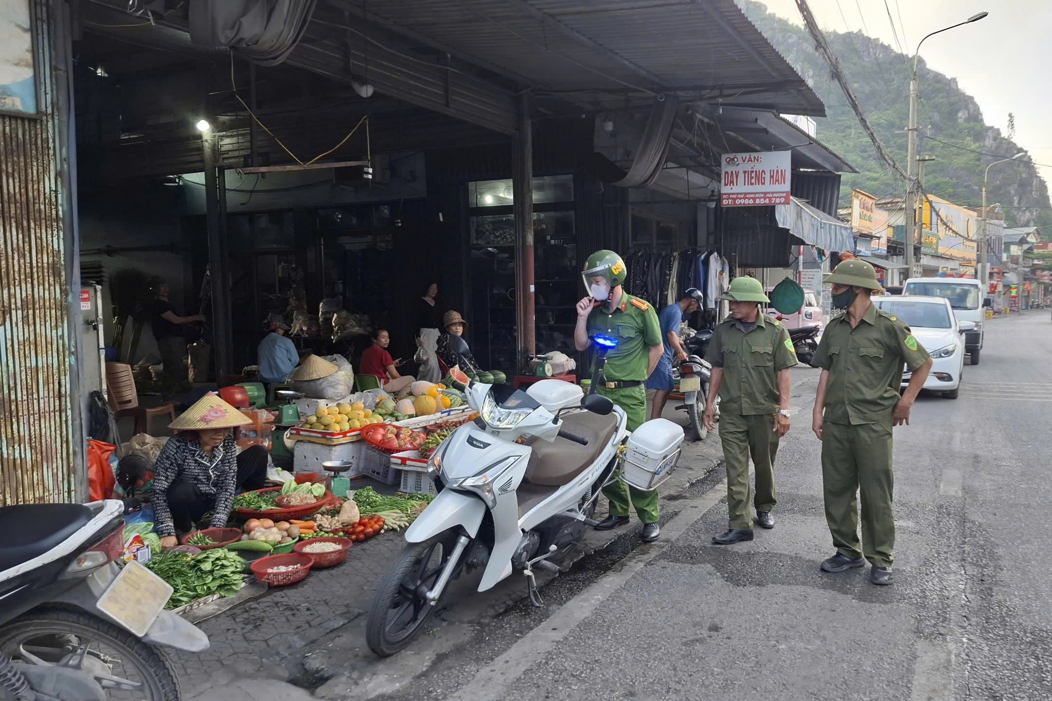 Công an phường Nhị Chiểu ra quân giải tỏa hành lang an toàn giao thông